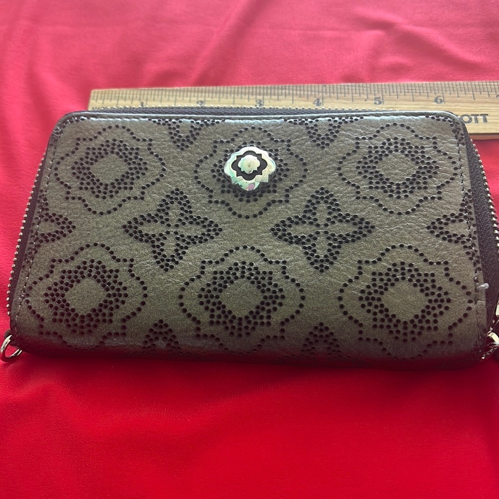 Brighton zipper all around wallet. In almost perfect condition.
